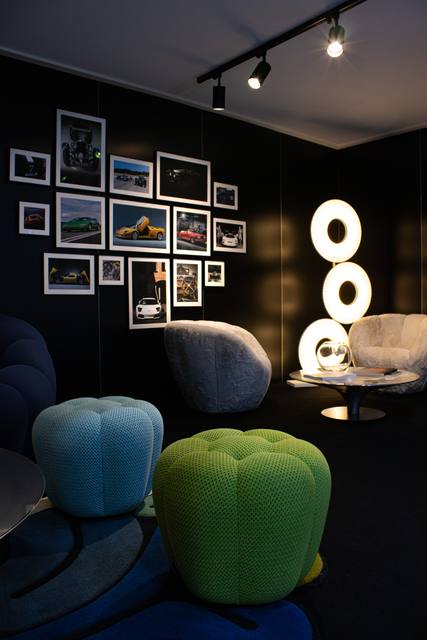 Le mur de tirages encadrés de l’atelier
